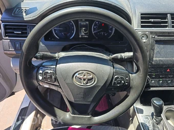 2016 Toyota Camry LE – miniatura 10