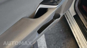 2016 Toyota Camry LE – miniatura 21