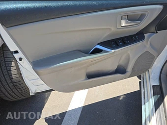 2016 Toyota Camry LE – miniatura 9