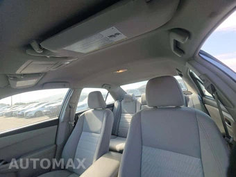 2016 Toyota Camry LE - miniatura 11