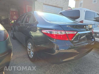 2016 Toyota Camry LE - miniatura 2