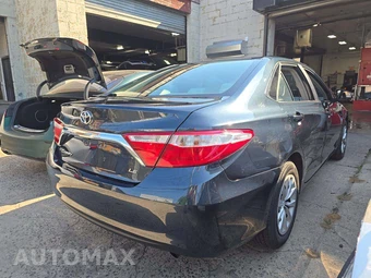 2016 Toyota Camry LE - miniatura 3