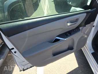 2016 Toyota Camry SE – miniatura 9