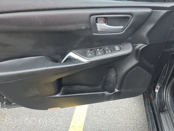 2016 Toyota Camry SE – miniatura 9