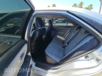 2016 Toyota Camry SE – miniatura 13
