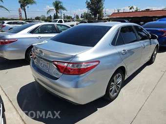 2016 Toyota Camry SE – miniatura 4