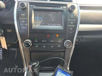 2016 Toyota Camry SE – miniatura 10
