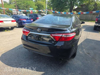 2016 Toyota Camry SE – miniatura 3