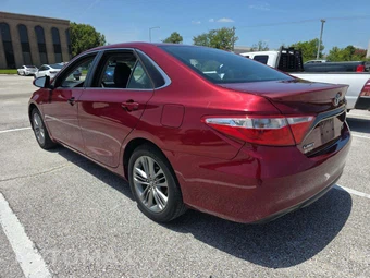 2016 Toyota Camry SE - miniatura 2