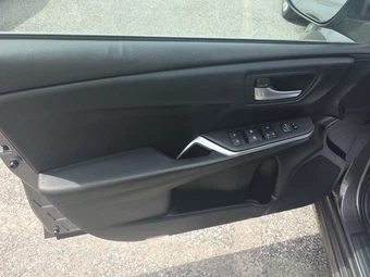 2016 Toyota Camry SE - miniatura 9