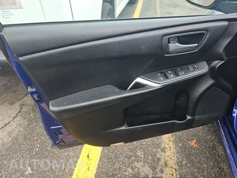 2016 Toyota Camry SE – miniatura 9