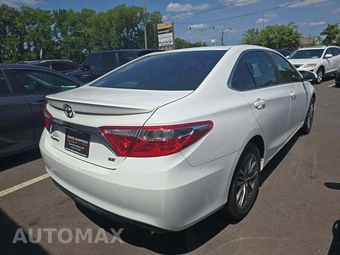 2016 Toyota Camry SE – miniatura 3