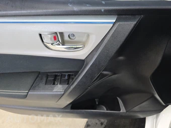2016 Toyota Corolla LE - miniatura 9