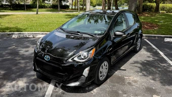 2016 Toyota Prius c One - miniatura 2