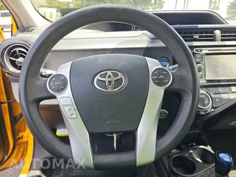 2016 Toyota Prius c Three – miniatura 10