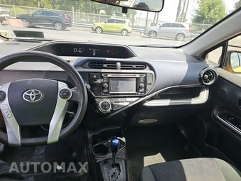 2016 Toyota Prius c Three – miniatura 11