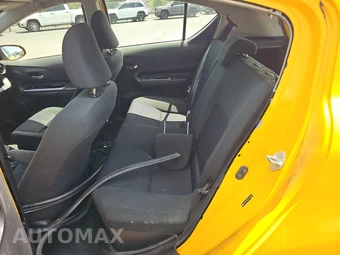 2016 Toyota Prius c Three – miniatura 13