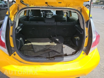 2016 Toyota Prius c Three – miniatura 16