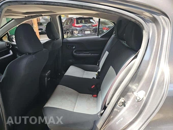 2016 Toyota Prius c Three - miniatura 10