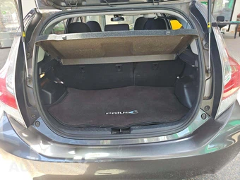 2016 Toyota Prius c Three - miniatura 11