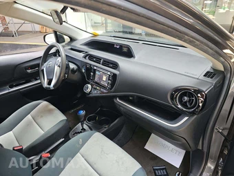 2016 Toyota Prius c Three - miniatura 16