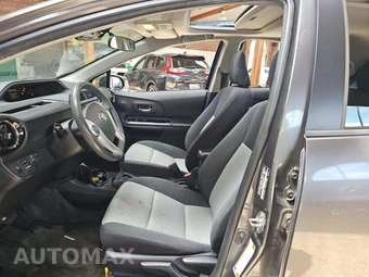 2016 Toyota Prius c Three - miniatura 3