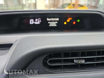 2016 Toyota Prius c Three - miniatura 6