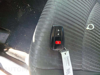 2016 Toyota Prius Three – miniatura 5