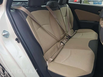 2016 Toyota Prius Two - miniatura 13