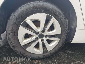 2016 Toyota Prius Two - miniatura 20