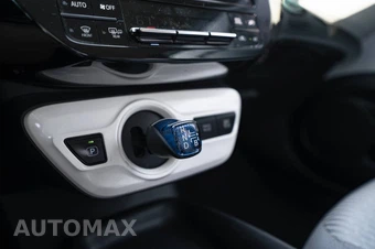2016 Toyota Prius Two – miniatura 12