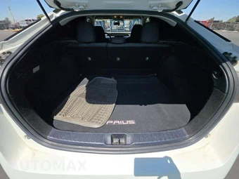 2016 Toyota Prius Two - miniatura 11