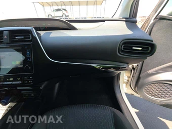 2016 Toyota Prius Two - miniatura 16