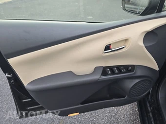 2016 Toyota Prius Two - miniatura 9