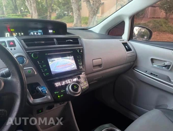 2016 Toyota Prius v Four - miniatura 11