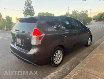 2016 Toyota Prius v Four - miniatura 2