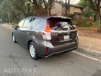 2016 Toyota Prius v Four - miniatura 4