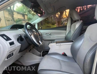 2016 Toyota Prius v Four - miniatura 5