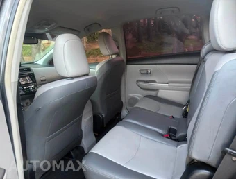 2016 Toyota Prius v Four - miniatura 7