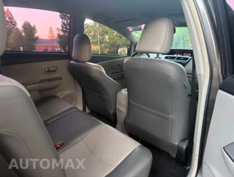2016 Toyota Prius v Four - miniatura 8