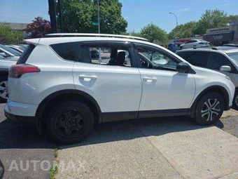 2016 Toyota RAV4 LE - miniatura 3