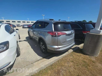 2016 Toyota RAV4 LE – miniatura 2