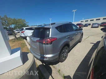 2016 Toyota RAV4 LE – miniatura 3