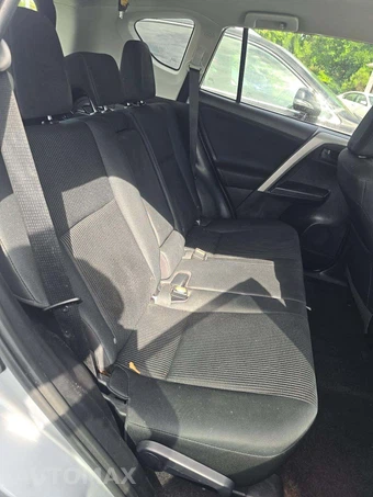 2016 Toyota RAV4 LE – miniatura 16