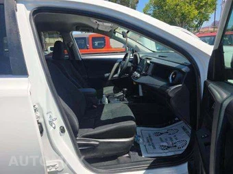 2016 Toyota RAV4 LE – miniatura 18
