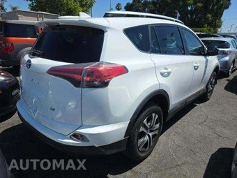 2016 Toyota RAV4 LE – miniatura 3