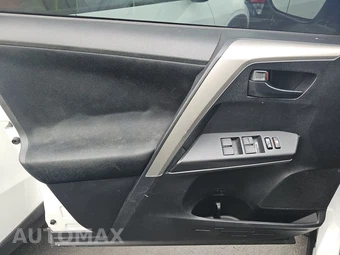 2016 Toyota RAV4 LE – miniatura 9