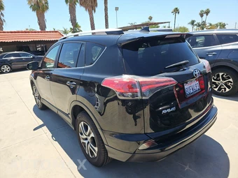 2016 Toyota RAV4 LE – miniatura 6