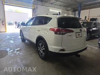 2016 Toyota RAV4 LE – miniatura 6