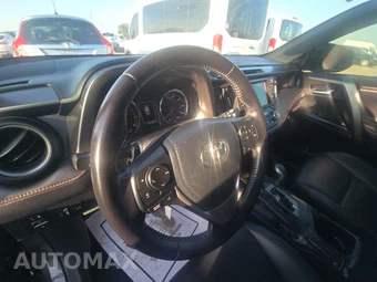 2016 Toyota RAV4 SE – miniatura 10